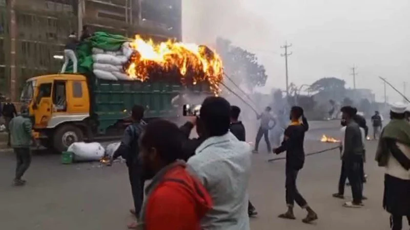 বেক্সিমকো শ্রমিকদের বিক্ষোভ  শতাধিক যানবাহন ভাঙচুর, বাসে অগ্নিসংযোগ।