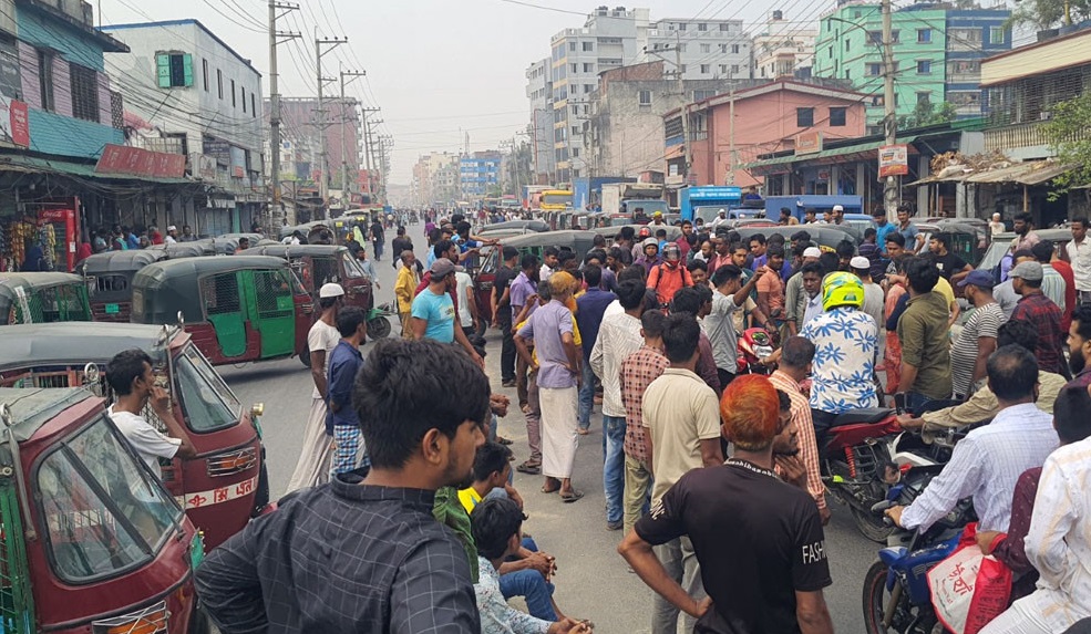 গাজীপুরে চাঁদাবাজির বিরুদ্ধে সিএনজি অটোরিক্সা চালকদের সড়ক অবরোধ