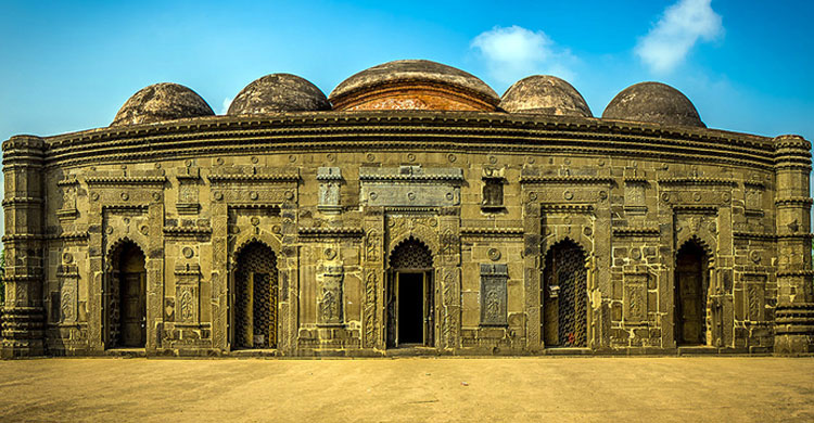 চাঁপাইনবাবগঞ্জের ৩টি দর্শনীয় স্থান: সোনা মসজিদ, আমের বাগান ও মহানন্দা নদী | Ngn News