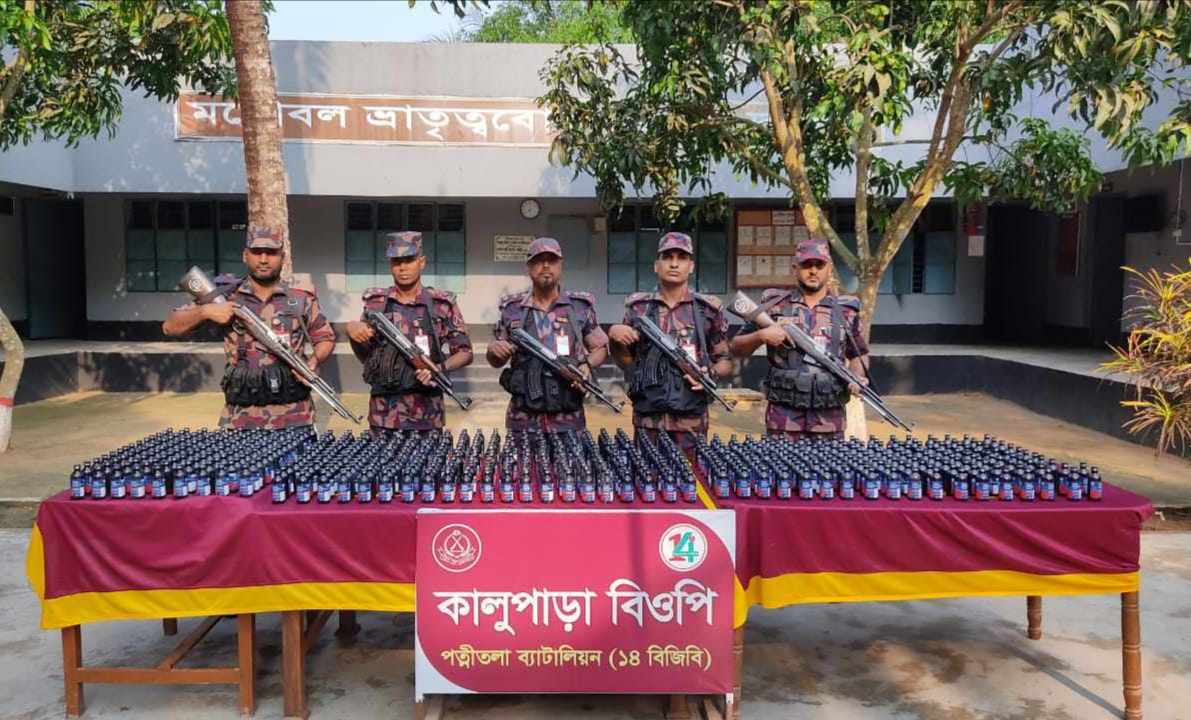 নওগাঁয় সীমান্তে বিপুল পরিমাণ ফেন্সিডিল উদ্ধার